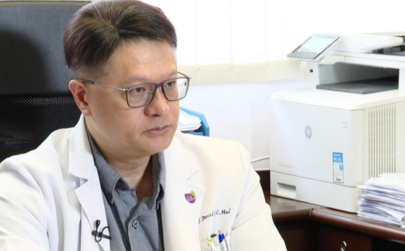 政府專家顧問、中大呼吸系統科講座教授許樹昌今早(19日)指,很大機會被轉機旅客感染,建議分區處理來自不同風險級別地區的旅客。