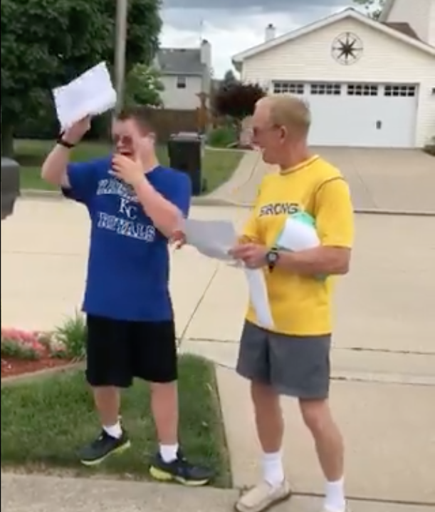 讀著取錄通知書上的內容時更喜極而泣。