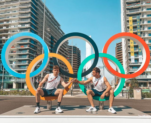 至於其拍檔戴利(Tom Daley),暫時並無傳出確診消息。他在社交平台更上傳抵達英國機場,及與朋友聚餐慶祝的影片。