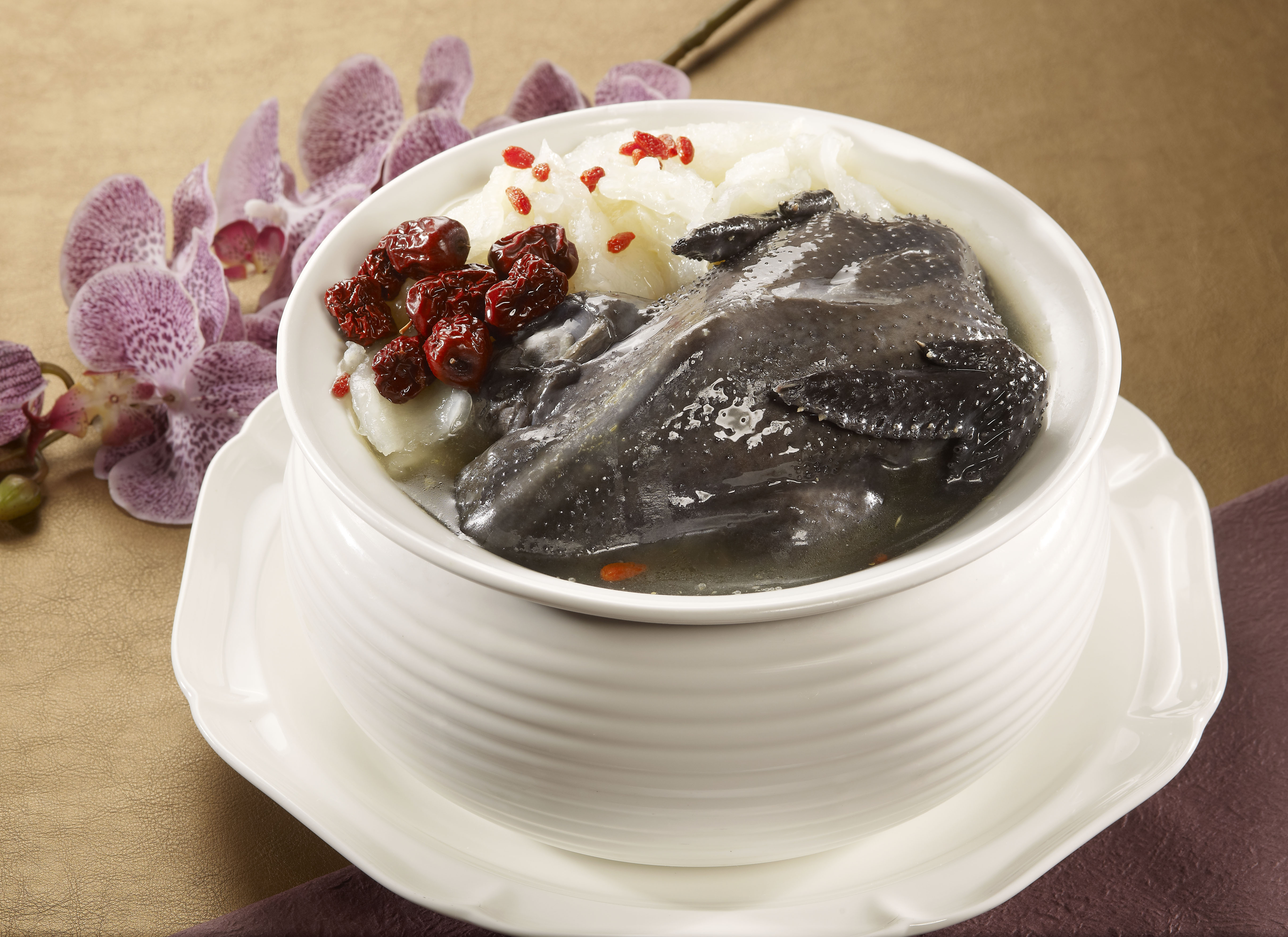 淮山烏雞湯有養顏美容 補血滋陰作用。