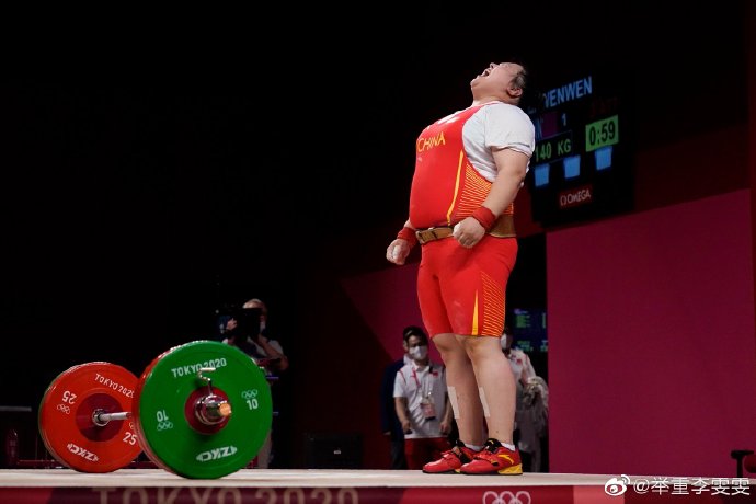 以總成績320公斤奪得奧運金牌,更成功刷新奧運紀錄。