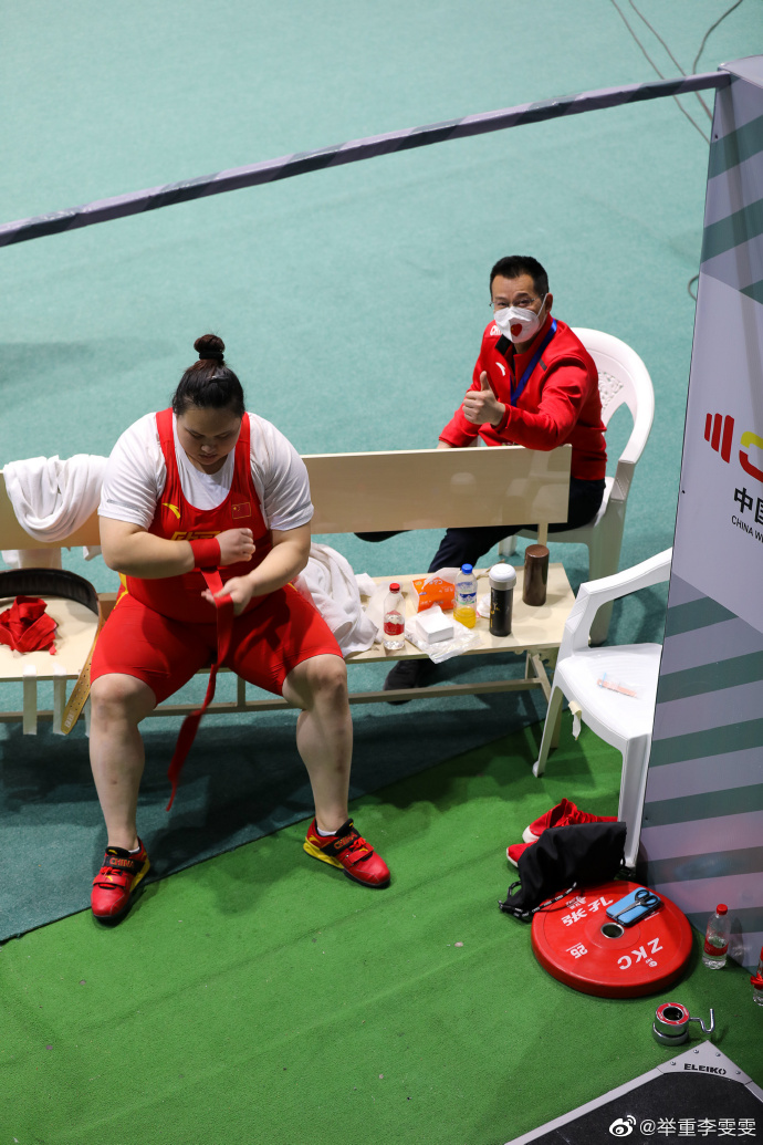 原來李雯雯12歲時,曾經有位舉重教練到其學校選拔人材。雖然當時的體育老師推薦李雯雯參加選拔賽,但教練卻認為她身型太胖,判定她不適合舉重。