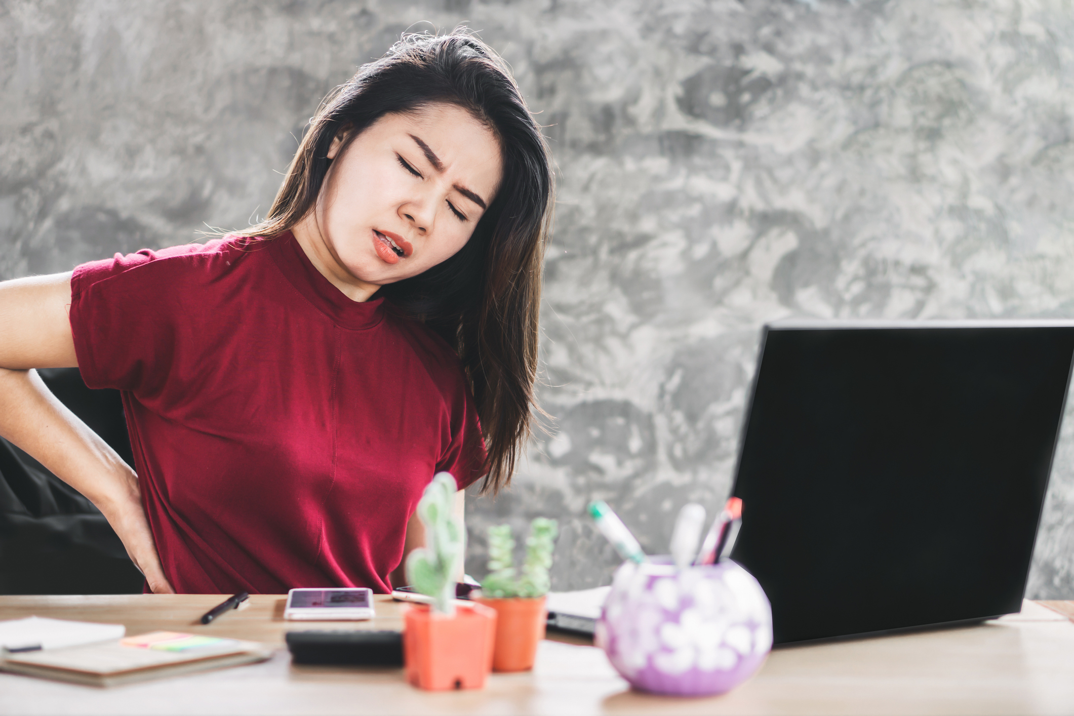 頸椎和腰部椎間盤突出都可能有下背疼痛的症狀,因此還要觀察有無其他身體表徵。