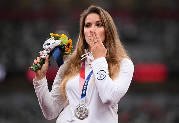 人美心也美!奪奧運女子標槍銀牌的波蘭選手Maria Andrejczyk回國後,決定把首次在奧運獲得的獎牌拍賣,以資助一名波蘭男孩進行換心手術。