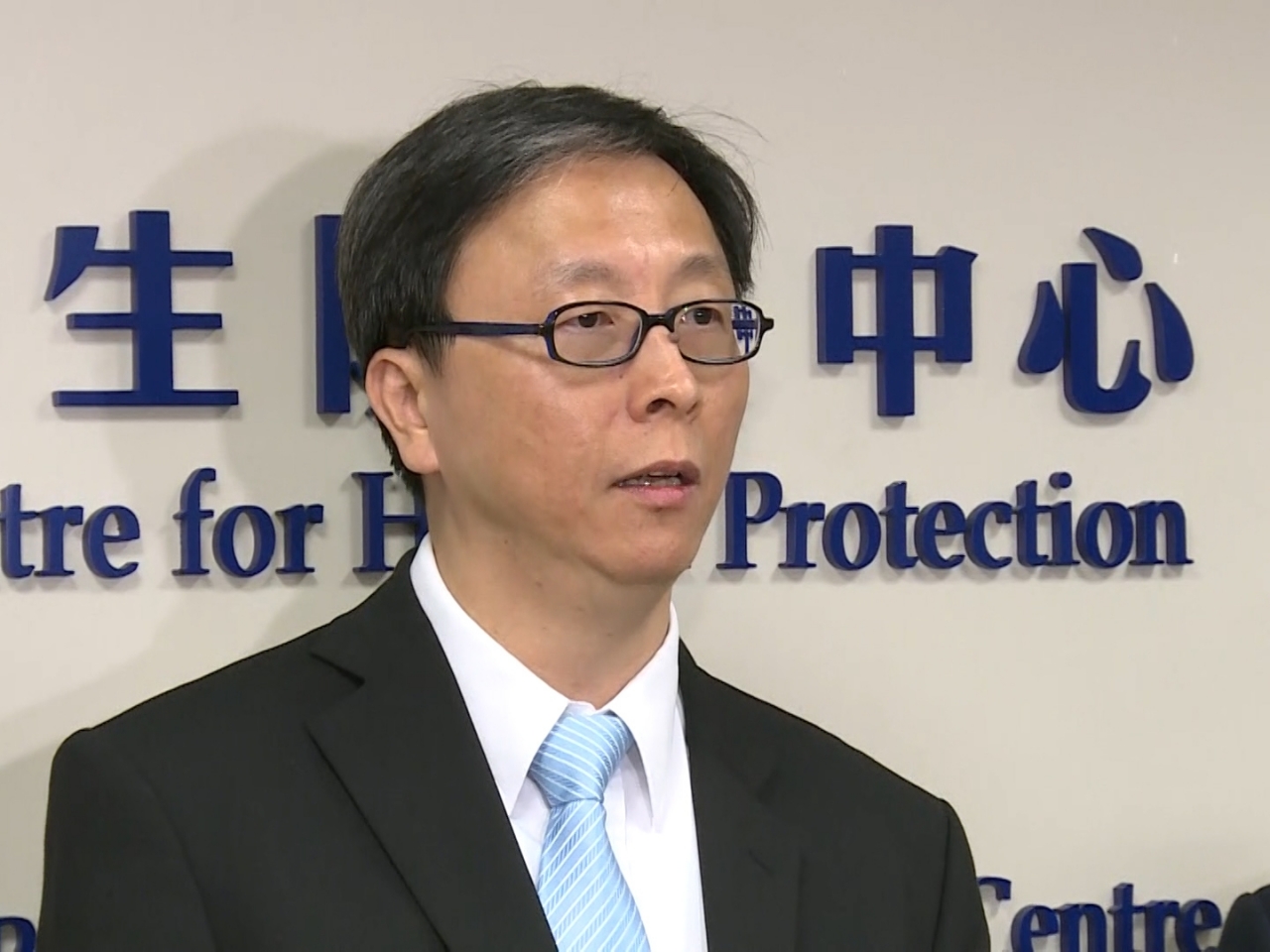 港大感染及傳染病中心總監何栢良今早(26日)表示,群體免疫概念已爆破,現時需全民打針,才可減低染疫者患重症的機會,希望政府增加各方面的誘因推動全民接種新冠疫苗。
