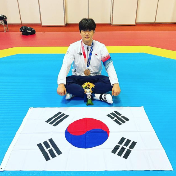 南韓跆拳道選手印教敦，原來在2014年曾患血癌，在5年的抗癌路上，一度想過輕生，幸好他意志堅定沒有放棄，最終在上周二（7月27日）的跆拳道男子80公斤以上級別賽事中奪得銅牌，為自己的運動員生涯寫下光輝的一頁。