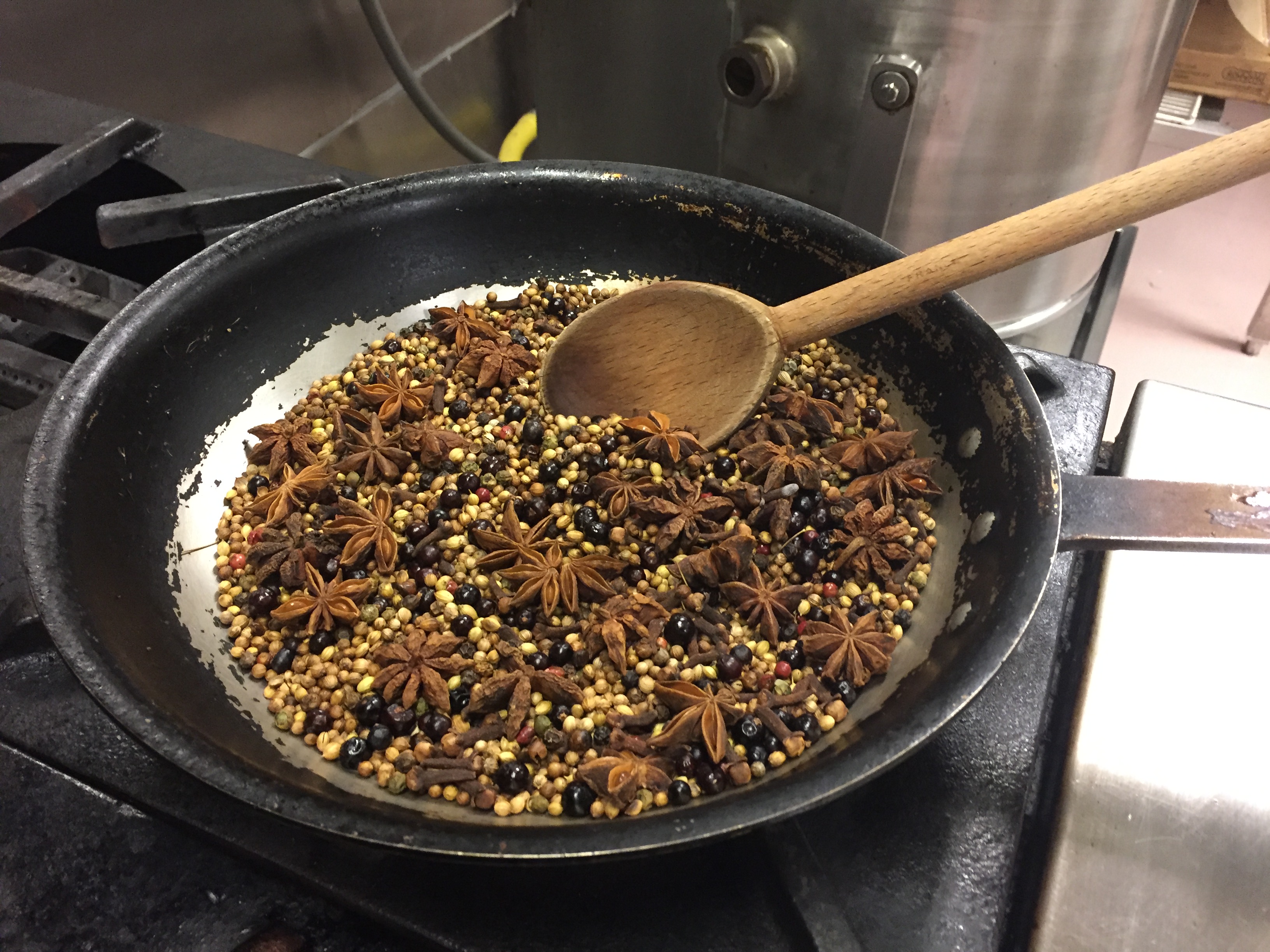 因八角有芳香辛甜的氣味,不少人會在製作燒臘、滷水時,加入八角作香料之用。除此之外,因其含有以反式茴香腦為主的揮發油,是常見用來製造化妝品和食品的香精油之一。