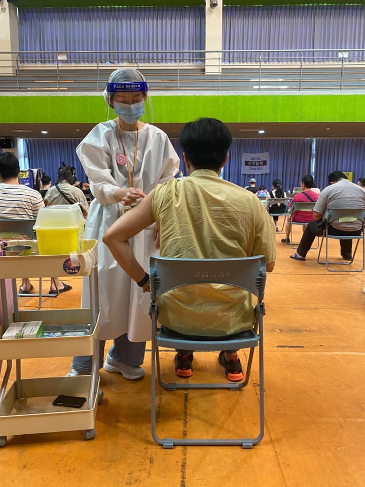死者為一名專欄作家,23日與女兒及兒子一同施打台灣國產疫苗高端,並上載照片到社交平台。