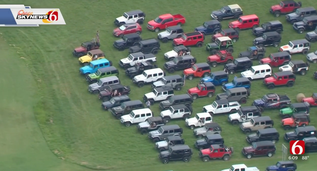 女兒得知父親離世，向父親生前好友許下願望，並希望有100萬輛吉普車送別父親到墓地，結果成功動員過百名當地吉普車車主，場面令人感動。