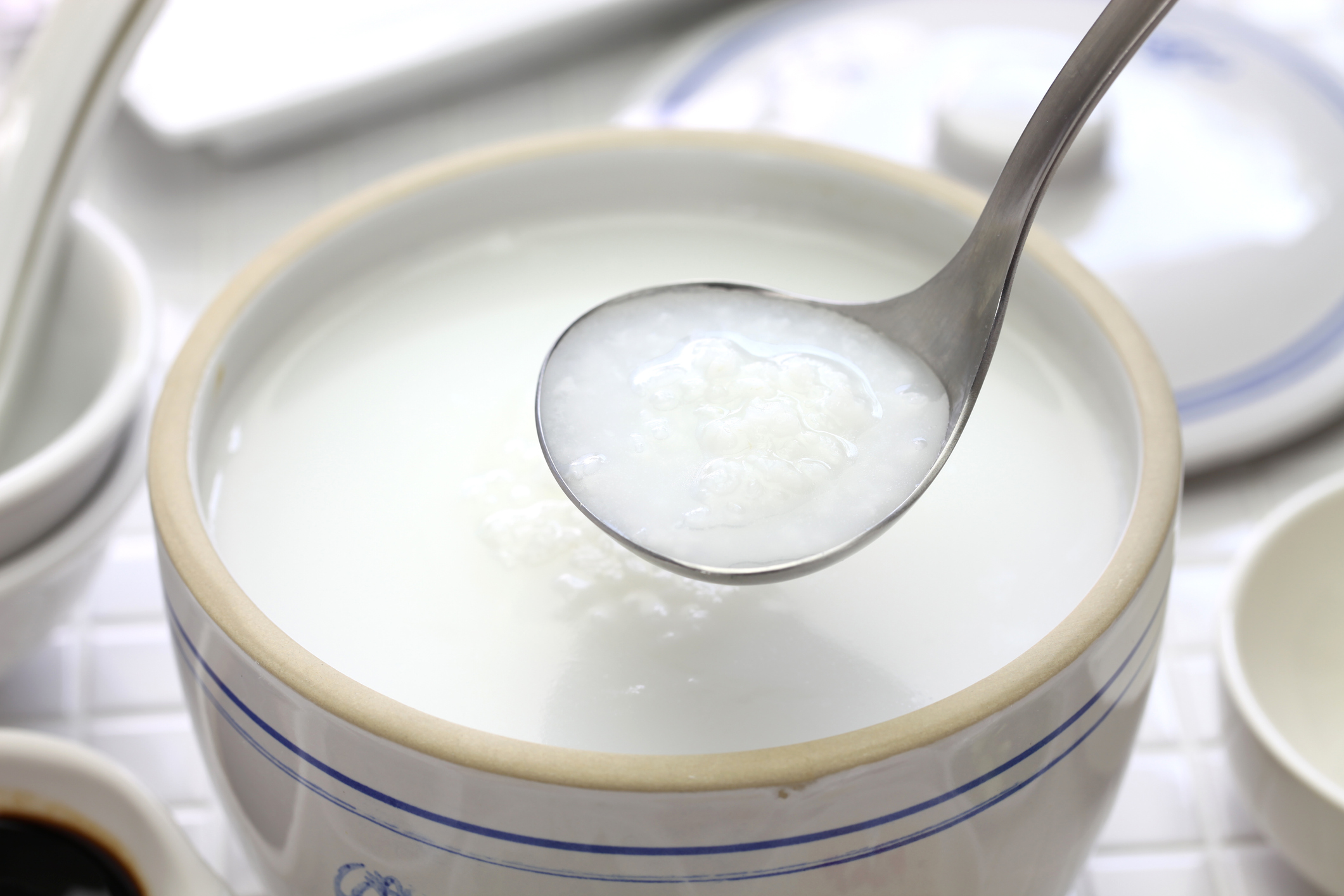針對痛風食療,可食土苓粳米粥,其有助提升血尿酸排泄、清熱解毒,且利濕通絡。