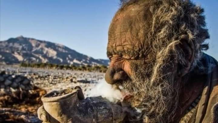 除此之外,他的飲食習慣亦異於常人,每天都會從生鏽的油桶裡,撈5公升的水來喝,還會吃腐爛的豬肉,就連抽的煙都是乾燥的動物糞便。