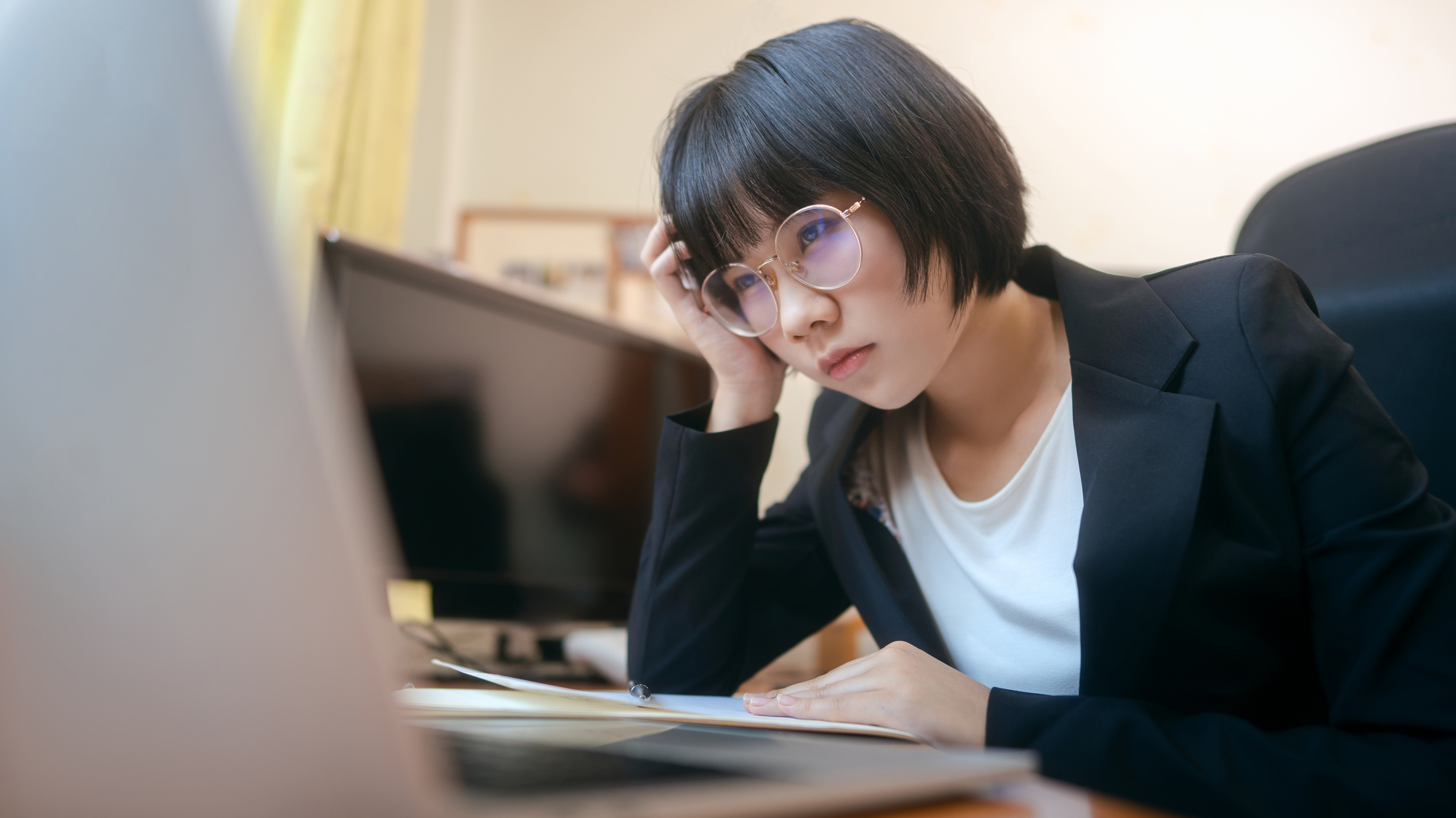 假性近視為一種功能性視覺改變,通常因長時間用眼,造成睫狀肌過度緊繃和僵硬,進而導致眼睛肌肉痙攣,使水晶體、眼角膜暫時無法恢復到放鬆狀態。