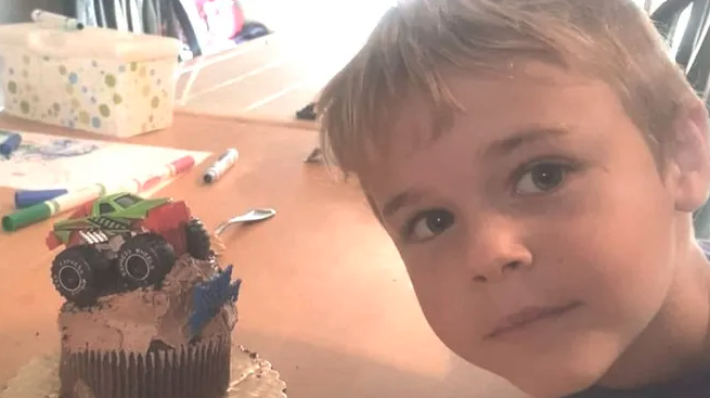 男童David Pruitt上月底於加州北部蒂黑馬郡一處湖泊游泳時，怎料在回家後，他突然感到身體不適，被緊急送至急症室，發現其嚴重腦腫脹。