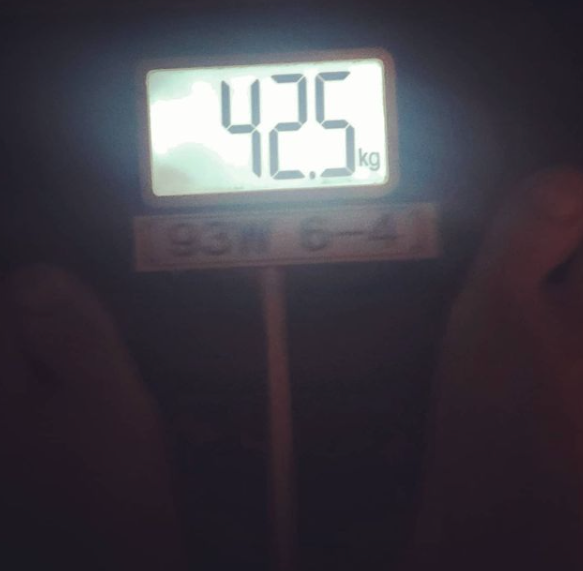 尹珠因病須立刻停工,體重更曾一度跌至42.5公斤(約93.5磅)。