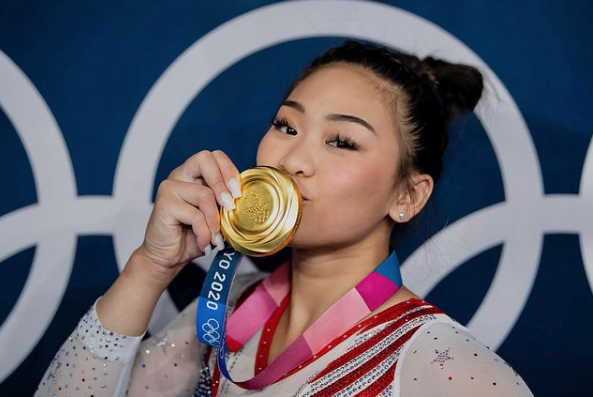年僅18歲的Sunisa Lee,成功奪得體操女子個人全能項目金牌,亦是美國史上首位亞裔奧運金牌得主。