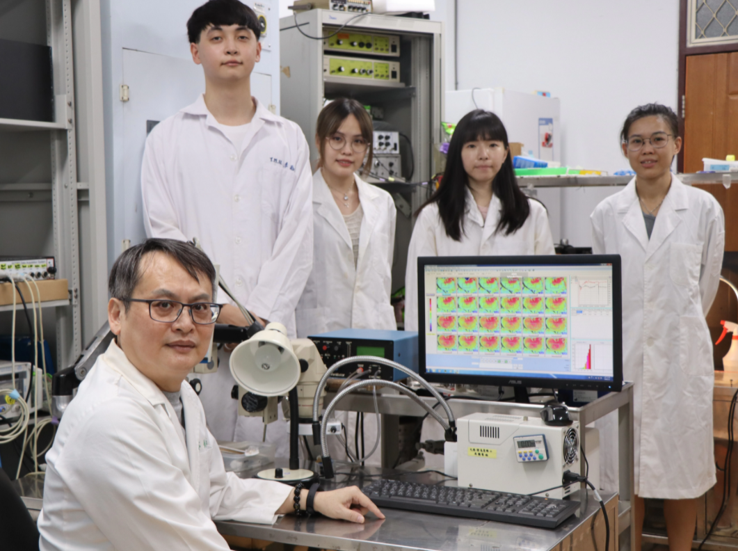 台灣師範大學生命科學專業學院團隊發現，當多酚兒茶素濃度到達每毫升195微克（195 μg/ml）以上，可有效抑制一種促成病毒複製和感染相關的「冠狀病毒複製酶」。