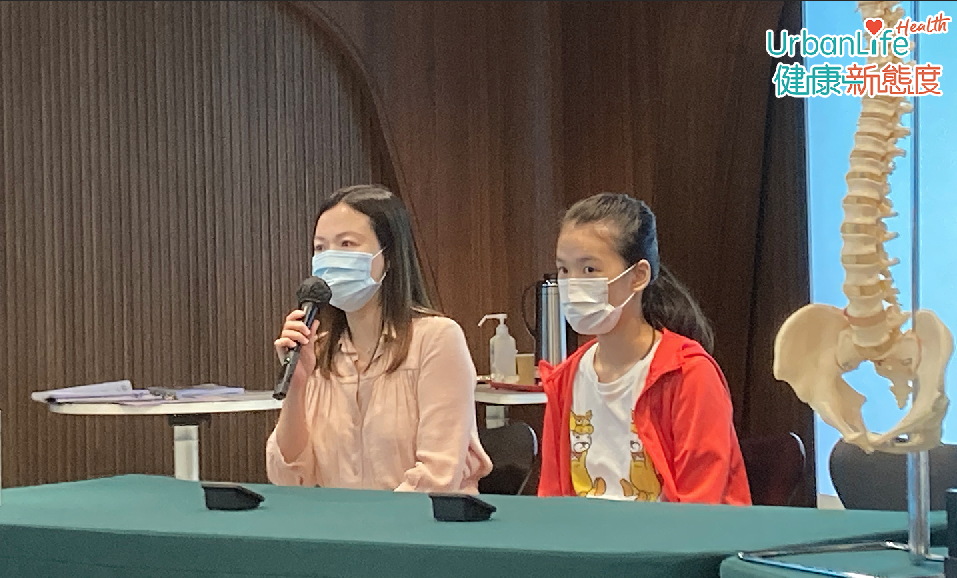 現年13歲的Natalie(右)在2018年10月某日出現感冒症狀,兩日後頸部歪斜、有痛感。