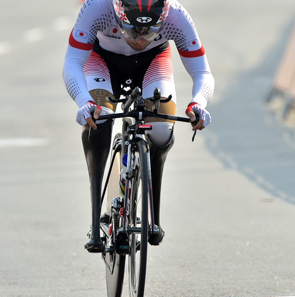 現年36歲的日本單車運動員藤田征樹,自小喜歡田徑運動,可惜在2004年的夏天,正就讀大學二年級他在北海道稚內市發生車禍,導致失去雙腳。