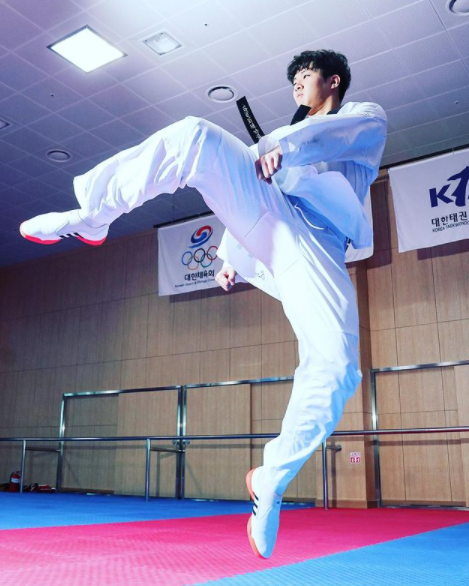 現年29歲的南韓跆拳道選手印教敦，在7歲時已開始接觸跆拳道，10歲在不同的比賽中充份表現出自己的天分，後來入讀了韓國龍仁大學，主修跆拳道。