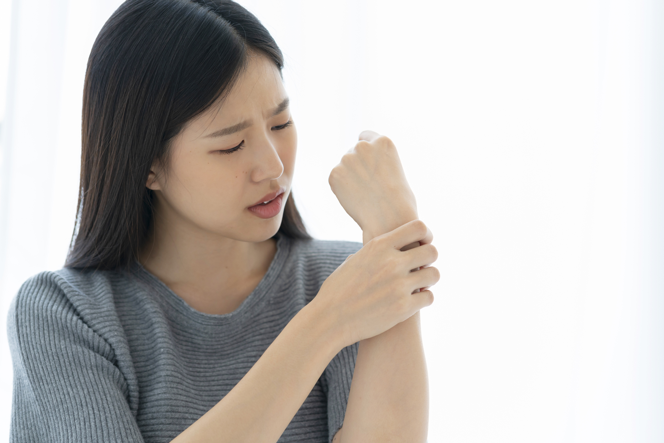 「FAST」法則可快速辨別一個人是否真的呈現中風病徵,其中患者會呈手無力,且抬不起來。