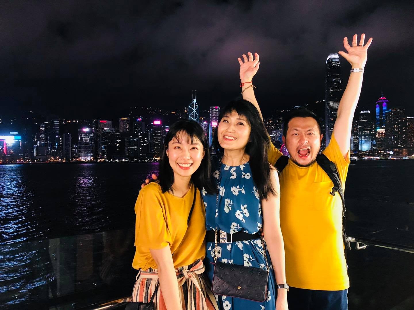 台灣作家九把刀今日表示其岳母(中)打完阿斯利康疫苗後出現背部劇痛、暈眩、嘔吐等症狀,並於四日後離世。