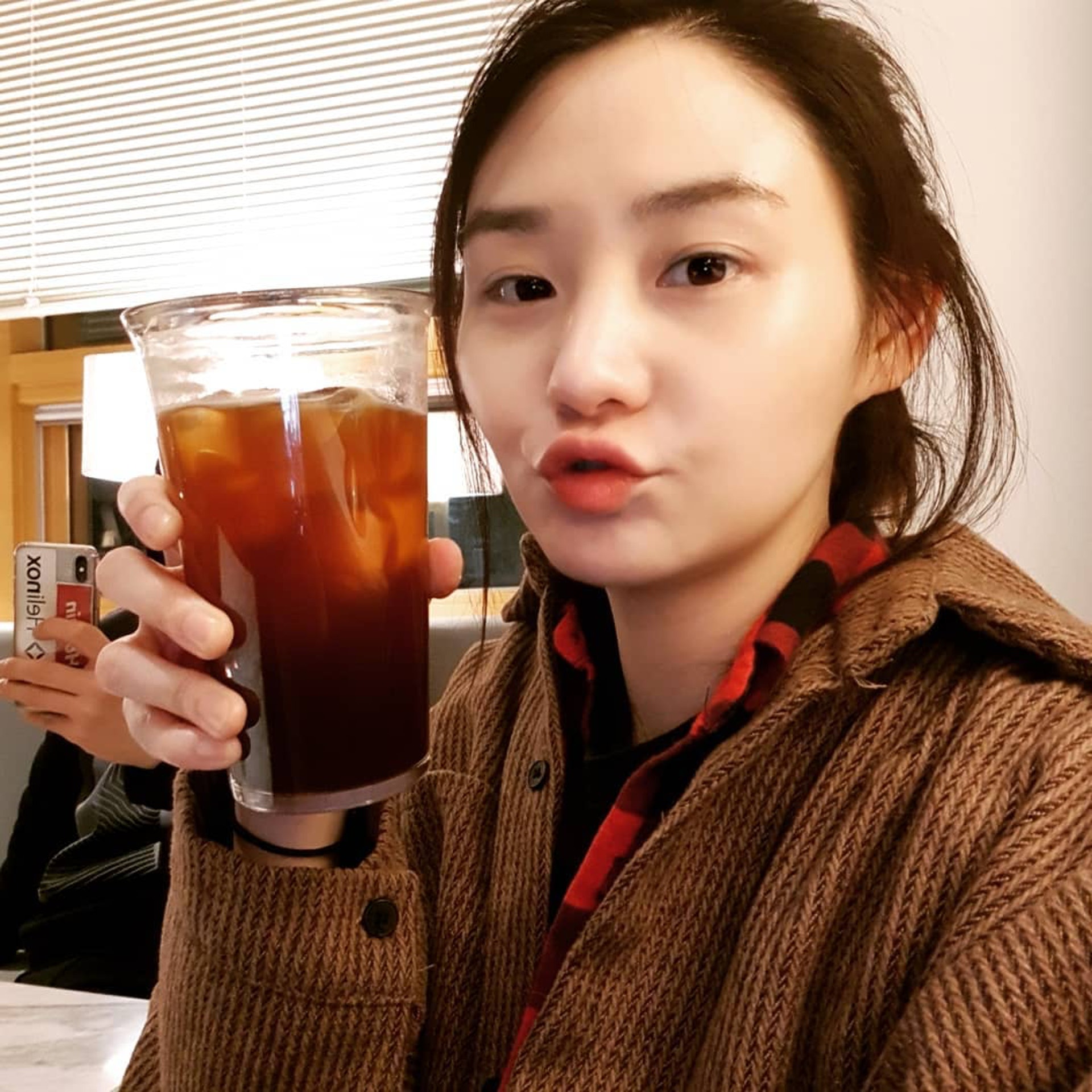 南韓女星尹珠曾出演《陷阱》、《Kill Me Heal Me》等電影,以精湛演技入圍2016年青龍電影節新人女演員獎。