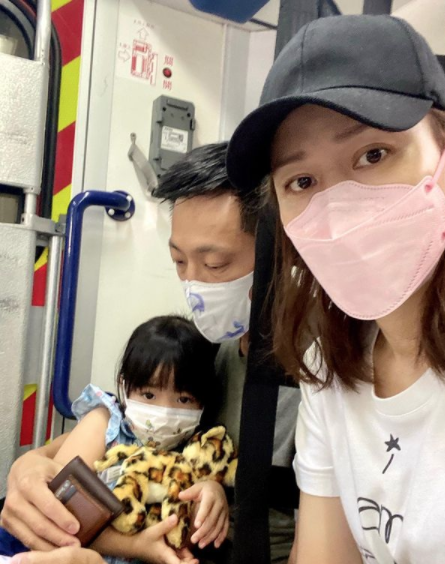 46歲藝人鄺文珣細女日前誤將手鍊的膠珠放入鼻孔內,鄺發現後即叫救護車將女兒送院。