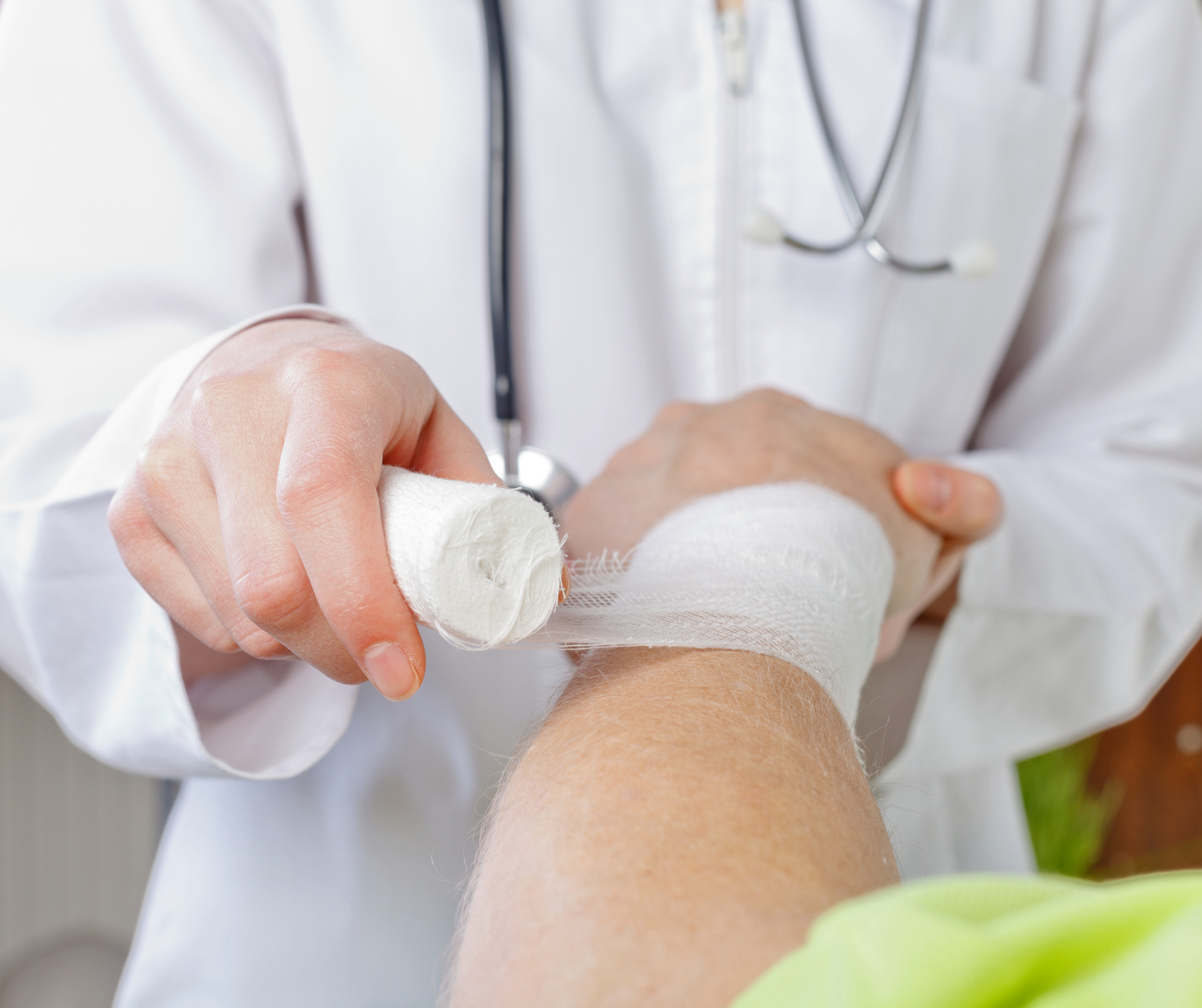 多數內生性軟骨瘤病人出現了病理性骨折後才會確診。