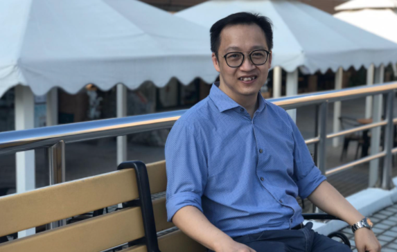 澳門大學政府與行政學系副教授余永逸今早(5日)指,政府現階段沒有關閉所有場所,或考慮稅收問題,但對於能否在兩周內處理好疫情卻難以預計。