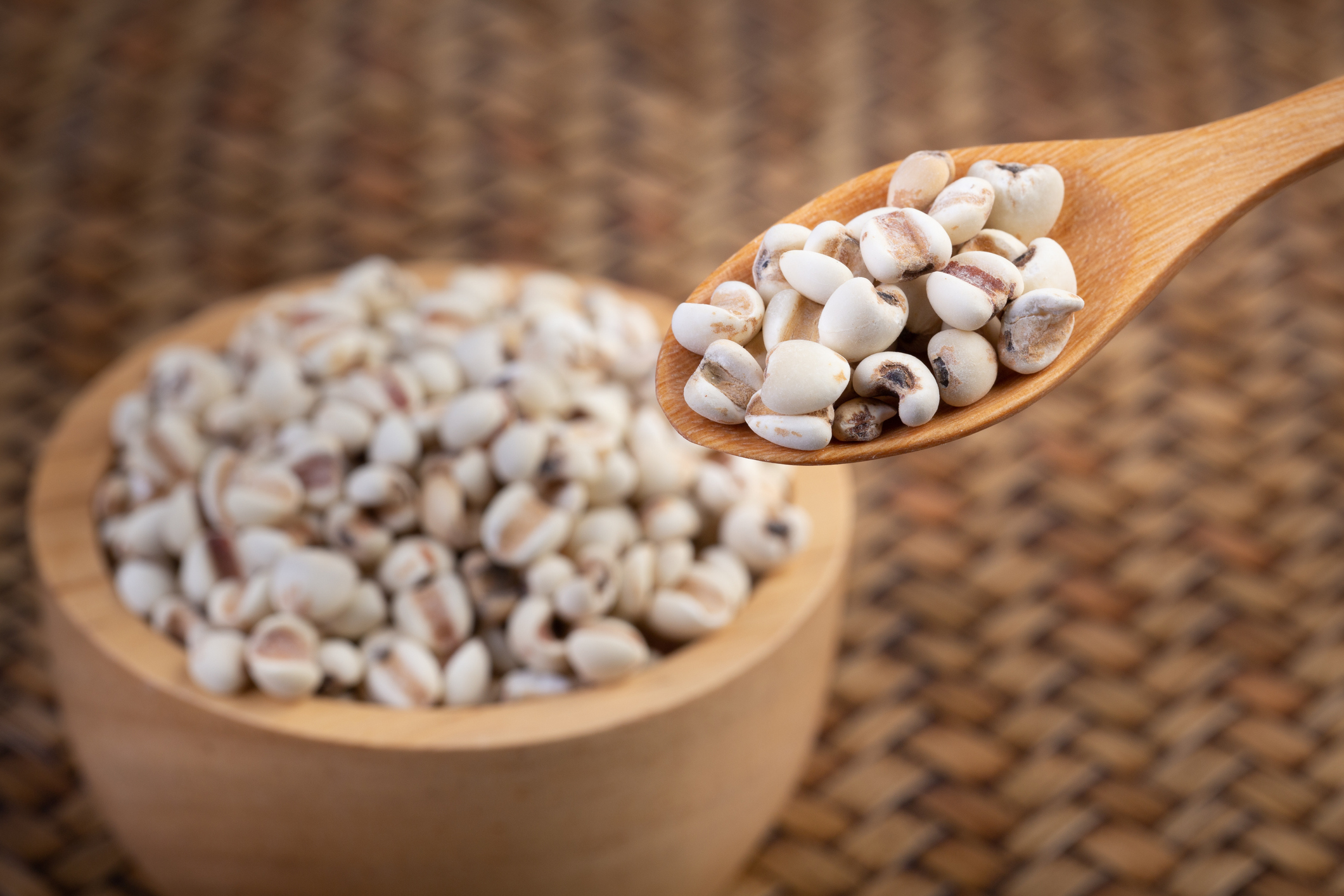 處理薏米,預先浸泡半小時後瀝乾水分。