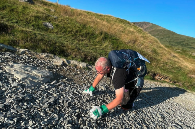 今次籌款活動，Paul Ellis只戴著一副園藝手套，背上背著21磅重的背包，著地爬行了14.5公里。