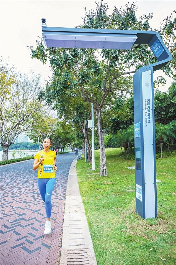 中國開發AI智慧跑道,市民只需在運動前作人臉識別,跑步時沿路的識別柱,便會記錄不同運動者的跑速、距離、心跳率等數據。