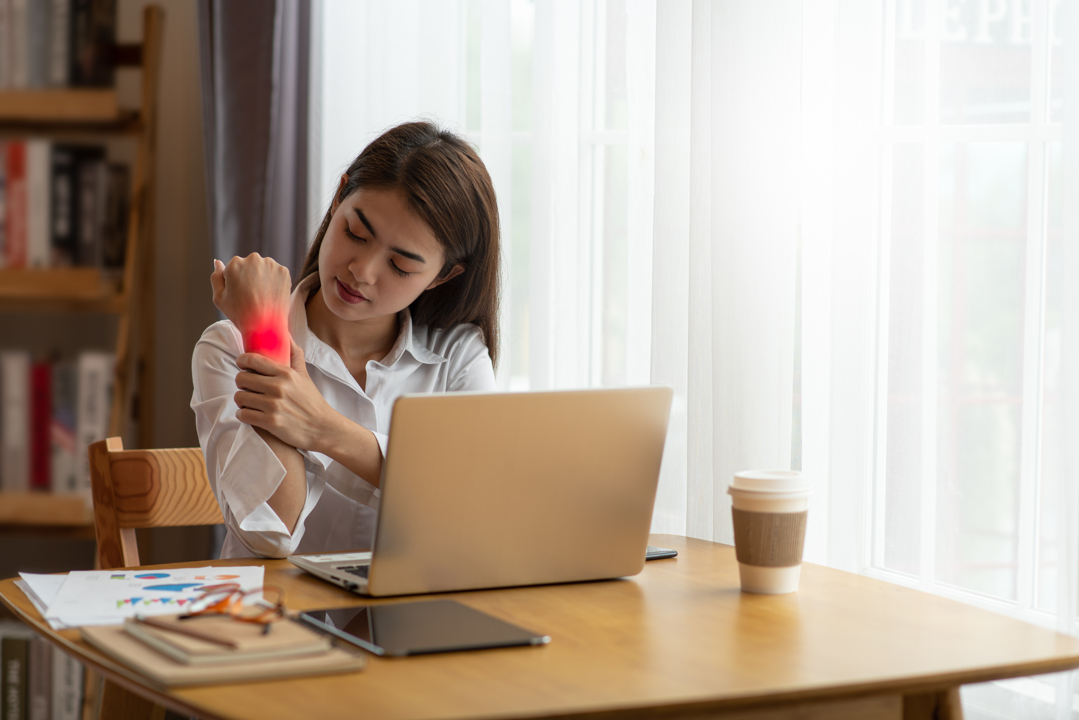 「滑鼠手」的症狀主要是手腕又麻又痛。