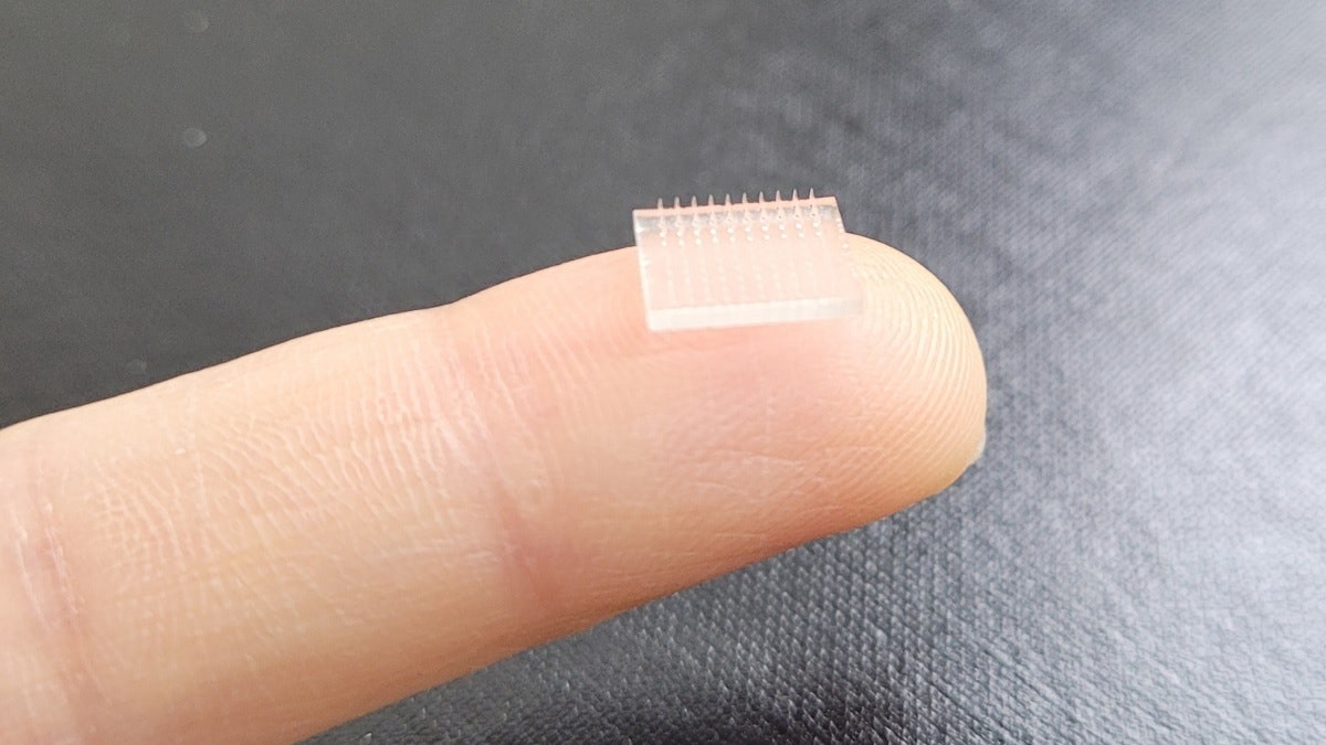 美國一間大學利用3D打印技術製疫苗膠布,只要貼上它,就能無痛完成疫苗接種。
