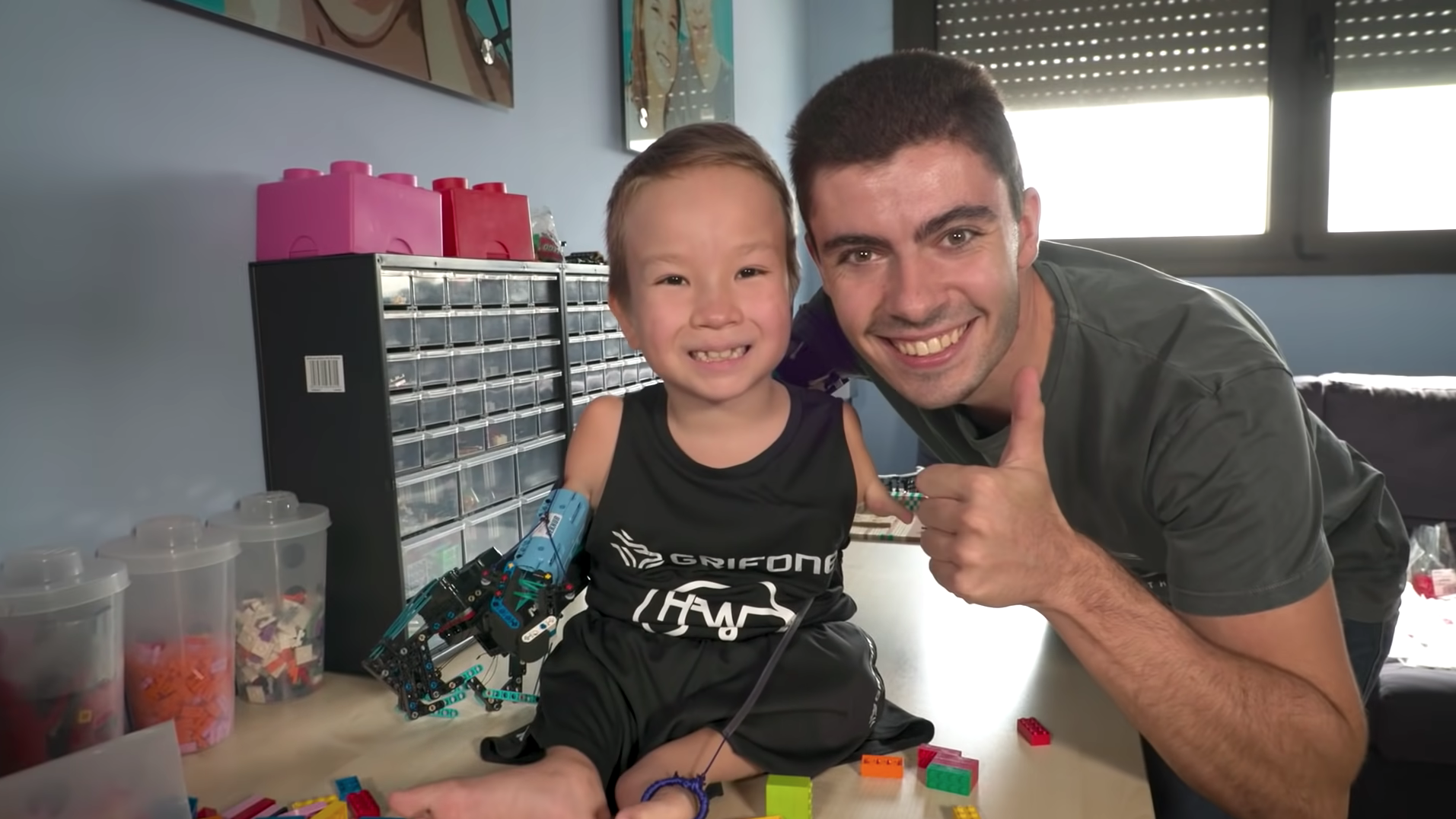 David看到Beknur很快熟習義肢的使用方法,感到無比高興。