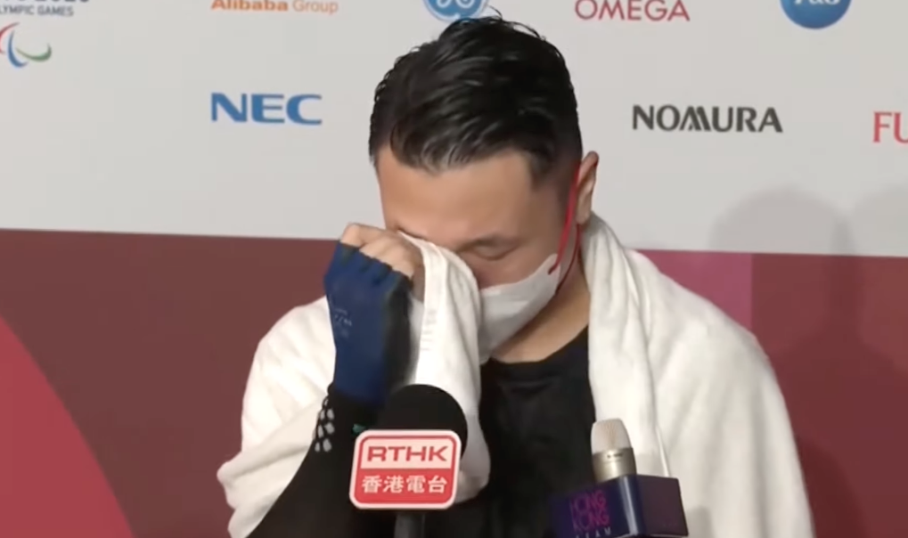 在今屆東京殘奧中,陳浩源在WH2級單打賽事中成功為港摘下銅牌,在賽後訪問更落淚答謝媽媽及太太一直的照顧及支持。