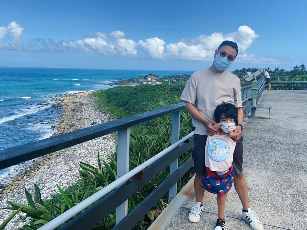 又立父母離婚,爸爸開設了一間米線店「央宗米線」謀生,並獨力養大又立,從此與又立相依為命。