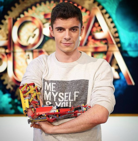 David Aguilar天生沒有右前臂,在18歲時成功創造出世界上第一個具功能性的LEGO義肢,並獲得健力士世界紀錄認證。