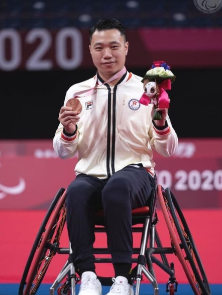 在輪椅羽毛球中代表香港的陳浩源,在WH2級單打賽事中為港隊贏得一面銅牌,賽後訪問時更落淚答謝他的「神奇媽媽」。