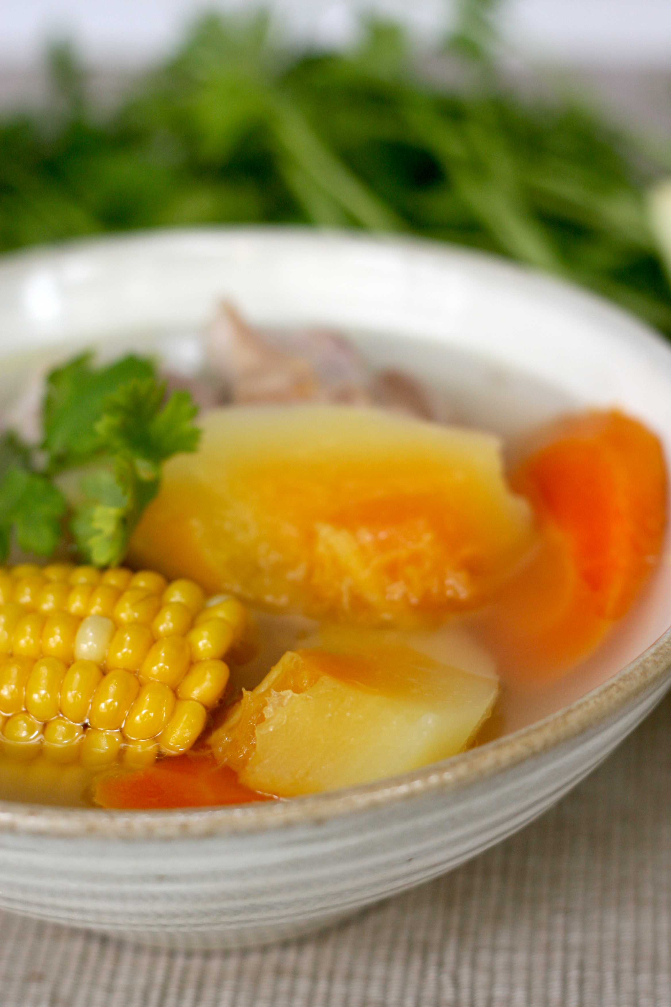 木瓜粟米雞腳湯有助健脾補腎、潤澤肌膚、滋陰養顏。