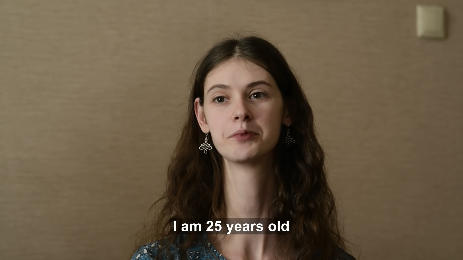 烏克蘭一名25歲女子在10歲時突然開始不正常地快速生長,身高、四肢都比同齡的人高及修長,頸部更長達18厘米