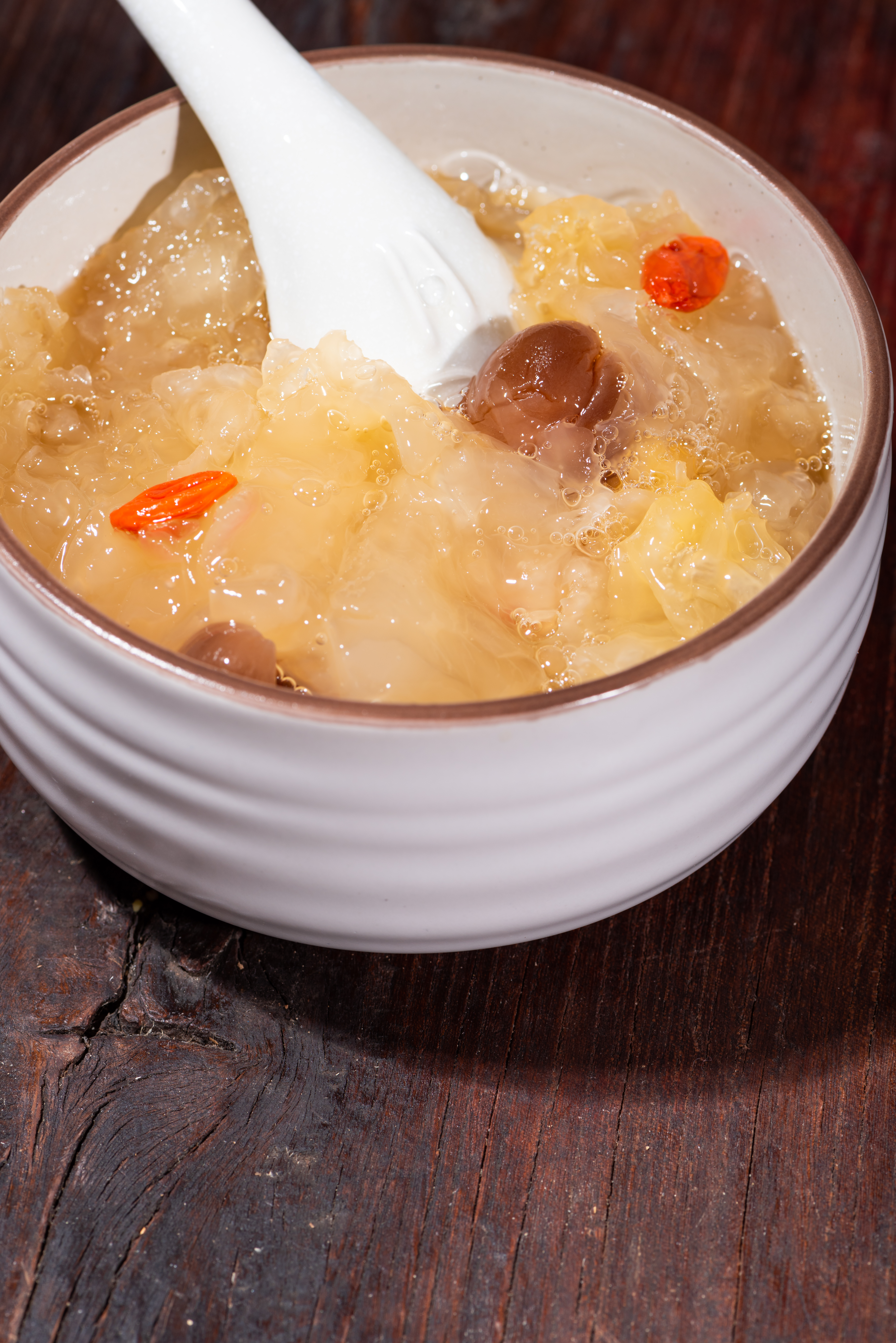 淮山杞子雪耳湯有助滋補五臟、養顏潤膚。