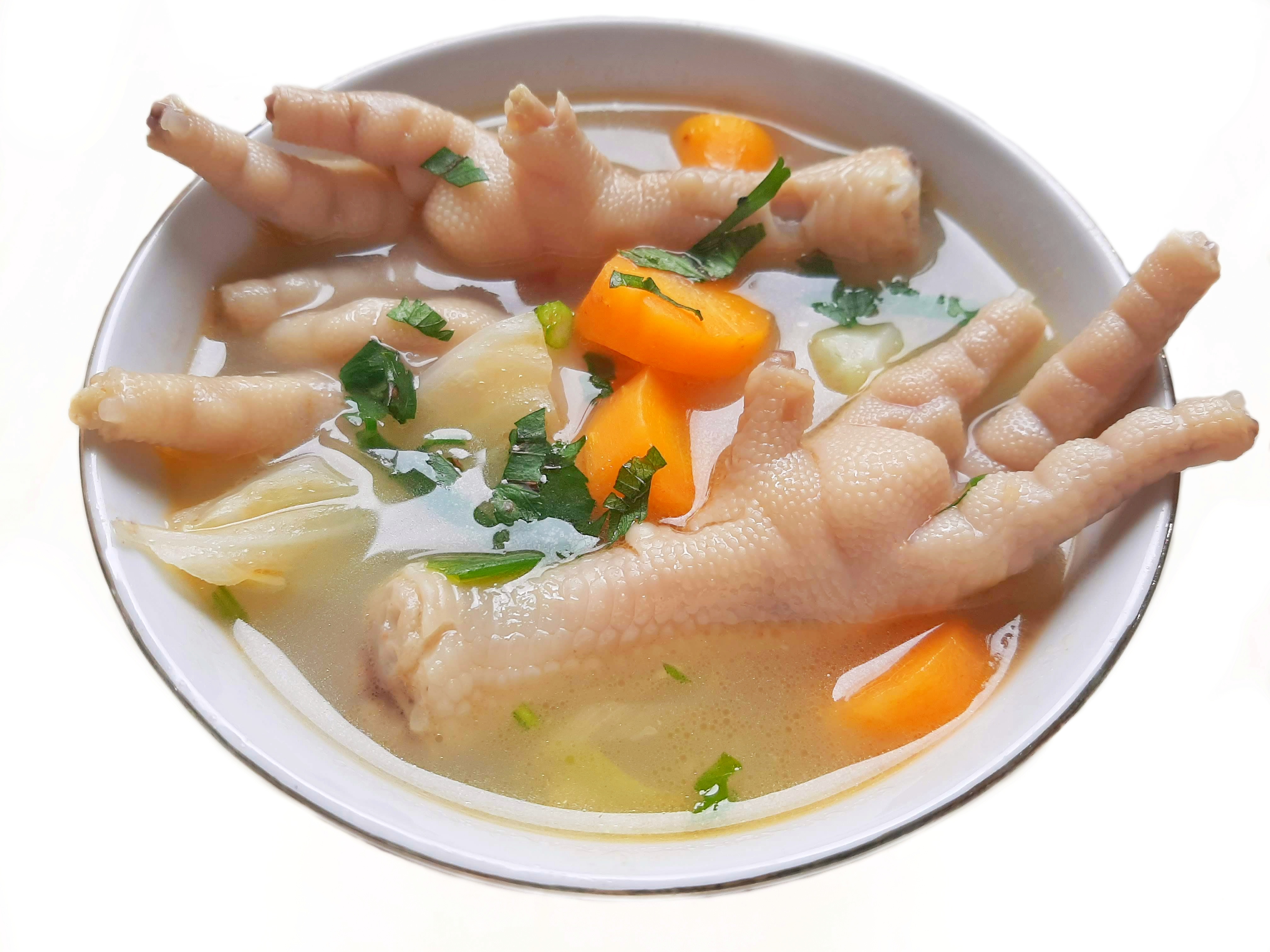 木瓜紅蘿蔔眉豆雞腳湯有美顏潤膚、強筋健骨、補益氣血功效。