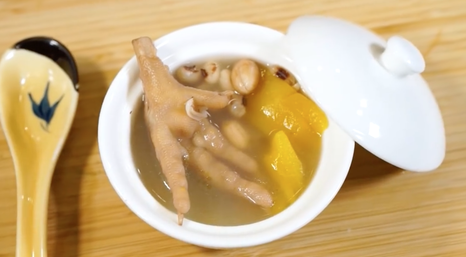 木瓜花生眉豆雞腳湯富含骨膠原,有清暑解渴、降血壓功效。