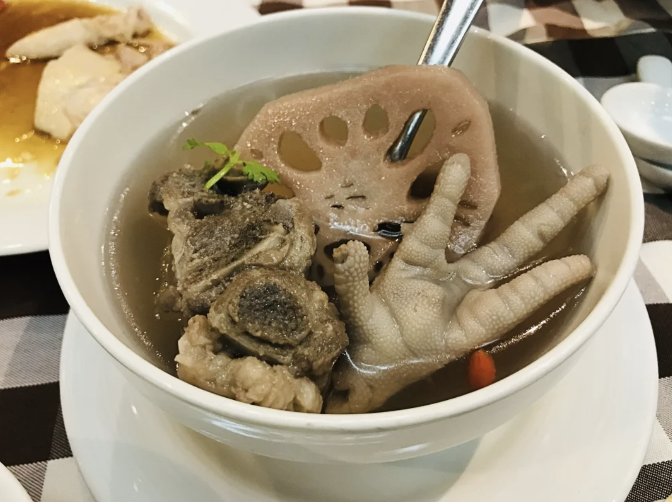 花生鳳爪湯有健脾益氣，強筋潤燥之效。