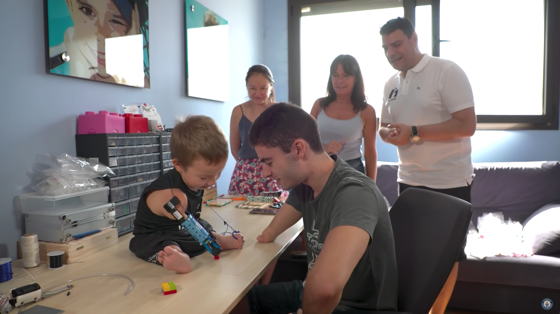 David為Beknur送上驚喜,並設計出獨一無二的LEGO義肢。