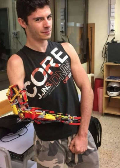 David Aguilar,出生時右肢發育不健全,天生缺少右前臂,他一直希望自己能像常人一樣擁有雙手,自9歲開始便以LEGO設計義肢。