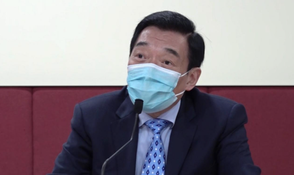 醫管局主席范鴻齡表示,將靈活處理延任人員的工作安排,強調是以人為本。