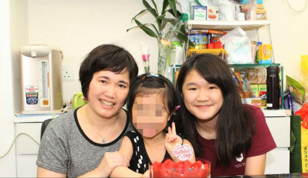 2017年鄧桂思(圖左)因乙型肝炎病發,出現急性肝衰竭,在兩度換肝後死亡。