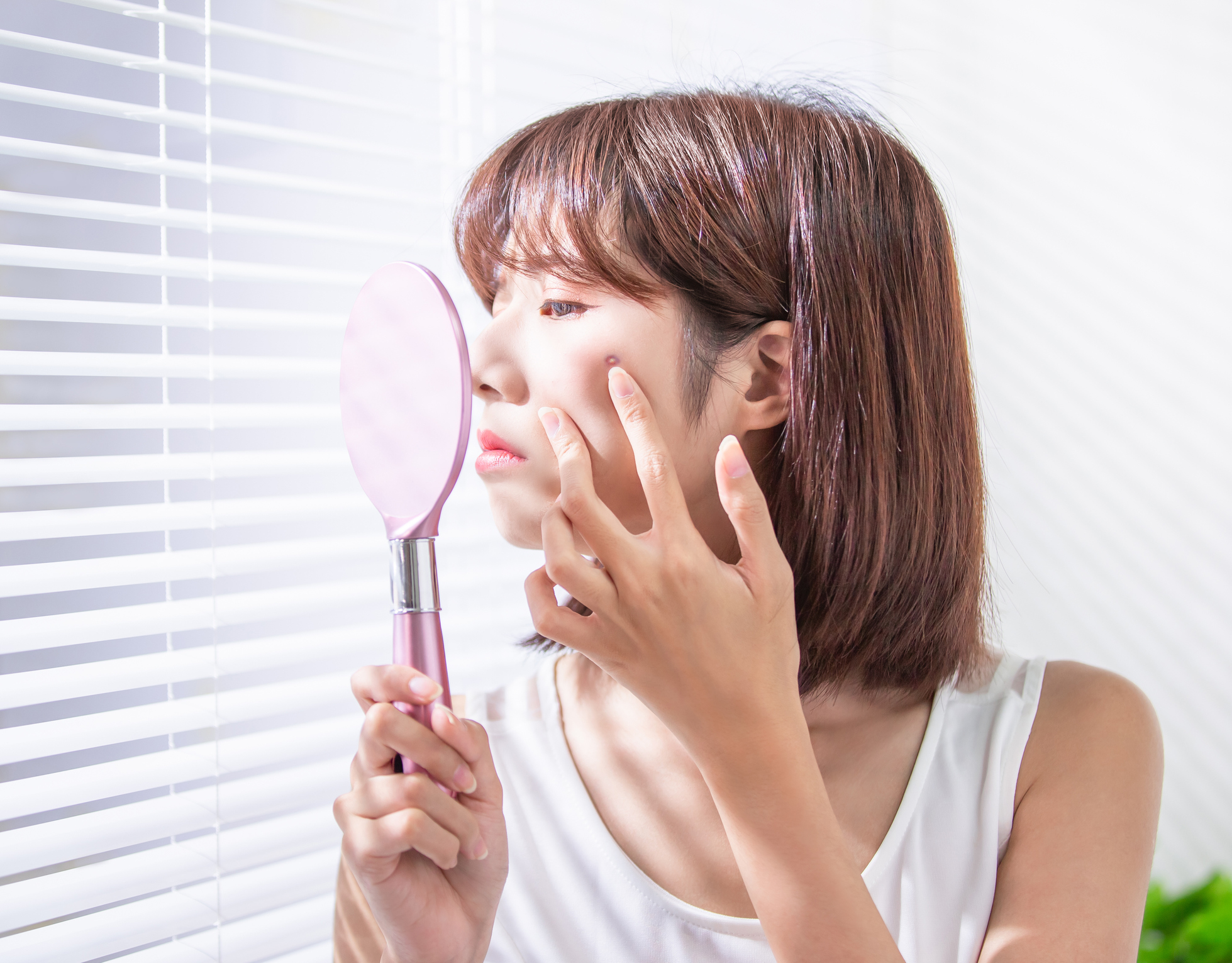 大多數暗瘡情況都和青春期的賀爾蒙分泌有關,因此其爆發期一般只發生在年輕人。